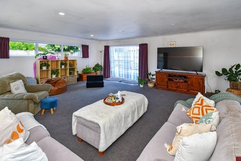 Photo of property in 16 Mccall Place, Opaheke, Papakura, 2113