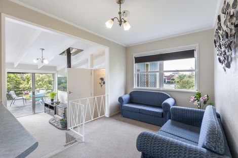 Photo of property in 22 Harrybrook Road, Green Bay, Auckland, 0604