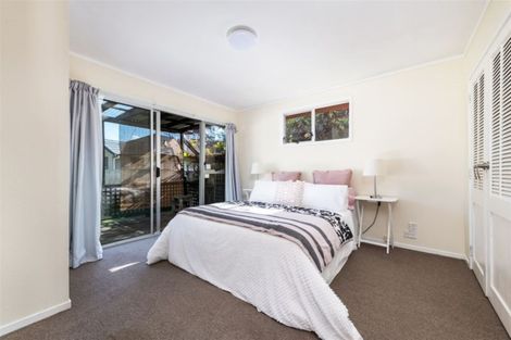Photo of property in 32 Serwayne Place, Sunnyvale, Auckland, 0612