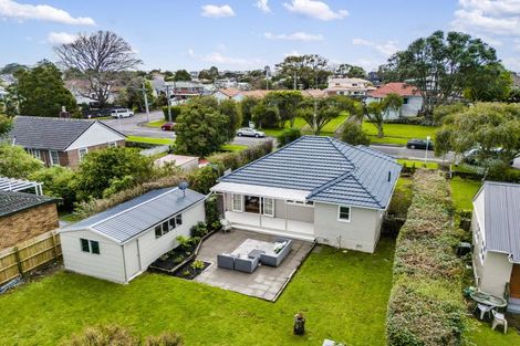 Photo of property in 1 Massey Avenue, Greenlane, Auckland, 1061