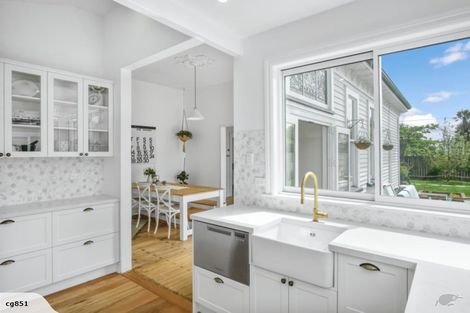 Photo of property in 98 Somerfield Street, Somerfield, Christchurch, 8024