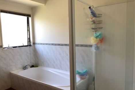 Photo of property in 16 Mallard Place, Unsworth Heights, Auckland, 0632