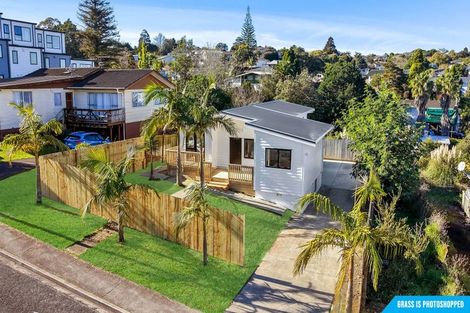 Photo of property in 13 Cedar Heights Avenue, Massey, Auckland, 0614