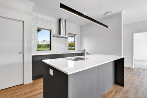 Photo of property in 31 Ninia Road, Paraite, New Plymouth, 4373