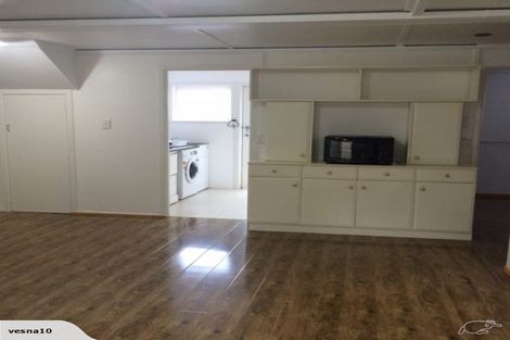 Photo of property in 2 Easton Park Parade, Glenfield, Auckland, 0629