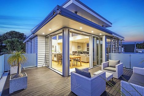 Photo of property in 2/49 Seaview Road, Castor Bay, Auckland, 0620