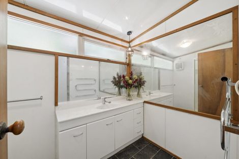 Photo of property in 222 Atkinson Road, Titirangi, Auckland, 0604