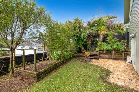 Photo of property in 1 Wanita Place, Totara Vale, Auckland, 0629