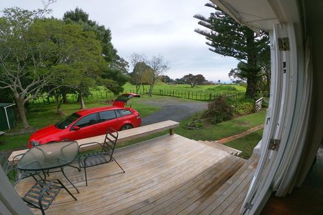 Photo of property in 28 Bertram Road, Kawakawa Bay, Papakura, 2585