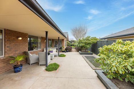 Photo of property in 92 Willowview Drive, Redwood, Christchurch, 8051