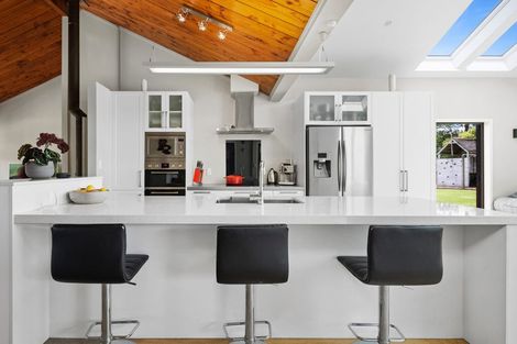 Photo of property in 132 Motu Road, Kumeu, 0891