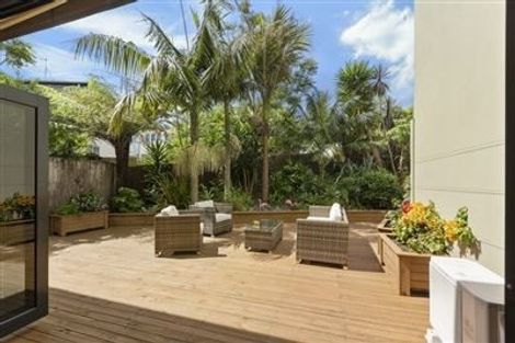 Photo of property in 2/71 Pupuke Road, Northcote, Auckland, 0627