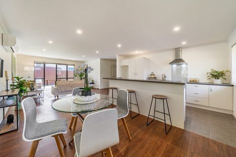 Photo of property in 6 Mcewen Crescent, Riverstone Terraces, Upper Hutt, 5018