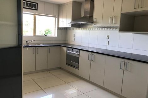 Photo of property in 25a Ravenwood Drive, Forrest Hill, Auckland, 0620