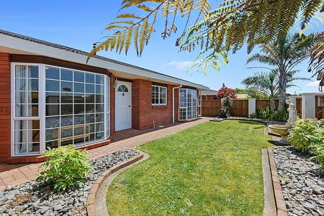 Photo of property in 35 Heta Road, Highlands Park, New Plymouth, 4312