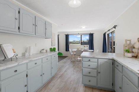 Photo of property in 18 Reeves Street, Waikanae Beach, Waikanae, 5036