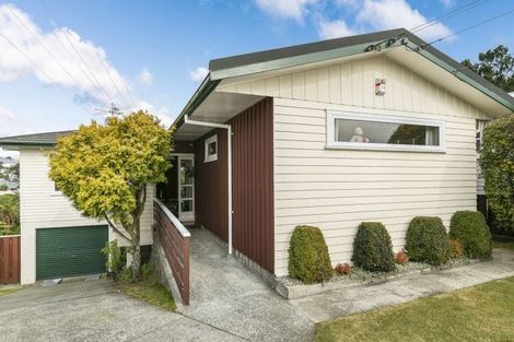 Photo of property in 31 Brooker Grove, Newlands, Wellington, 6037