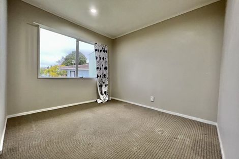 Photo of property in 4 Fernhaven Place, Massey, Auckland, 0614