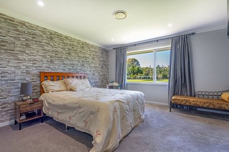 Photo of property in 2 Tutakarae Road, Kelvin Grove, Palmerston North, 4470