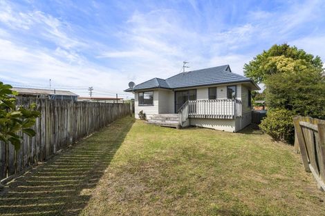 Photo of property in 3 Phelps Place, Glendene, Auckland, 0602