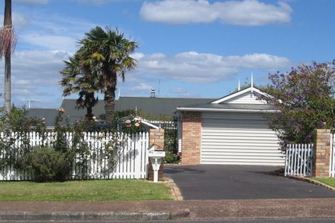 Photo of property in 38 Knights Road, Rothesay Bay, Auckland, 0630