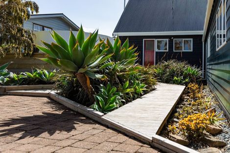 Photo of property in 1396 Whangaparaoa Road, Army Bay, Whangaparaoa, 0930