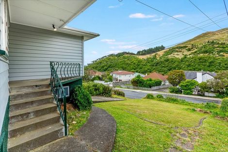Photo of property in 32 Raroa Terrace, Tawa, Wellington, 5028