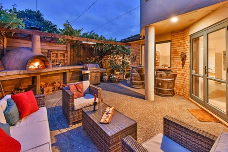 Photo of property in 2/11 The Rosebowl, Sunnyhills, Auckland, 2010