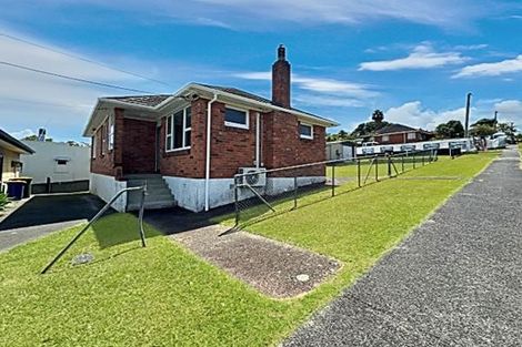 Photo of property in 43a Savoy Road, Glen Eden, Auckland, 0602