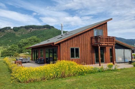 Photo of property in 72 Hotham Street, Murchison, 7007