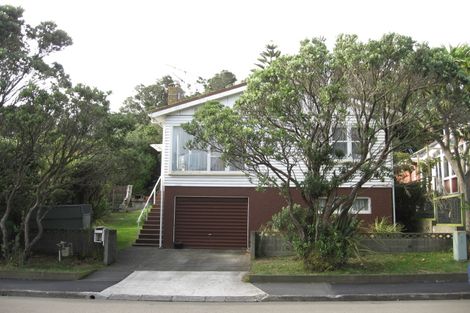Photo of property in 104 Kenmore Street, Newlands, Wellington, 6037
