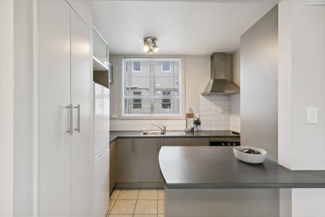 Photo of property in 3/127 Queens Drive, Lyall Bay, Wellington, 6022