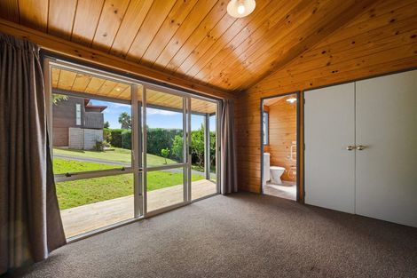 Photo of property in 9 Empressa Heights, Helensville, 0800