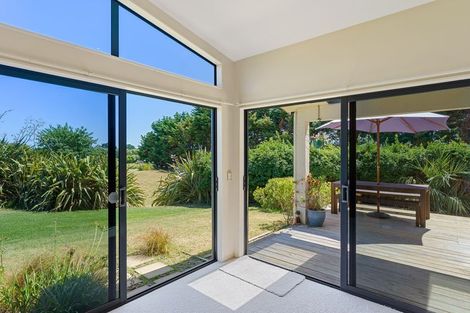 Photo of property in 24 Raukawa Road, Peka Peka, Waikanae, 5391