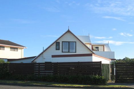 Photo of property in 2 Scott Avenue, Otaki Beach, Otaki, 5512
