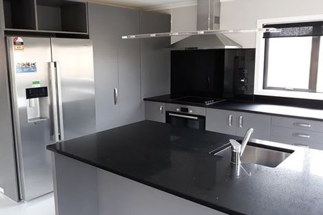 Photo of property in 128 Johnstone Drive, Fitzherbert, Palmerston North, 4410