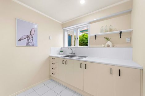 Photo of property in 33 Old Lake Road, Narrow Neck, Auckland, 0624