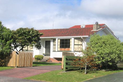 Photo of property in 17 Grimshaw Place, Henderson, Auckland, 0612