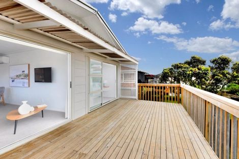 Photo of property in 2/611 Beach Road, Rothesay Bay, Auckland, 0630