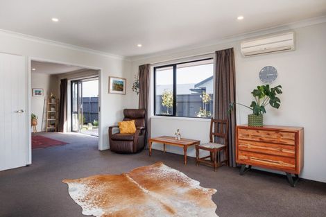 Photo of property in 35 Chestnut Close, Kelvin Grove, Palmerston North, 4414