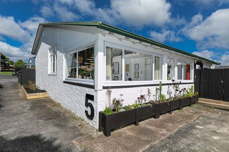 Photo of property in 5 Don Buck Road, Henderson, Auckland, 0614