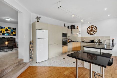 Photo of property in 5 Springwater Vale, Unsworth Heights, Auckland, 0632