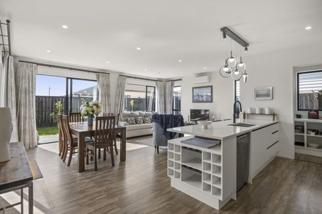 Photo of property in 11 Koiora Road, Clarks Beach, 2122