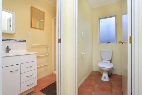 Photo of property in 2 Kelman Road, Kelston, Auckland, 0602
