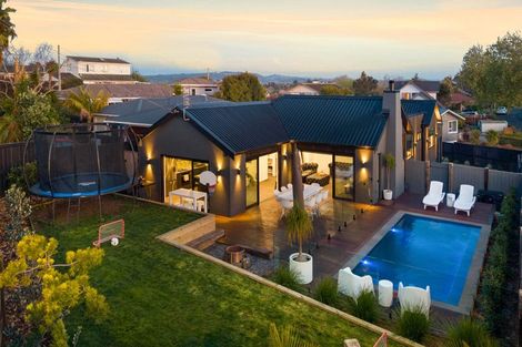 Photo of property in 2 Somerville Road, Shelly Park, Auckland, 2014