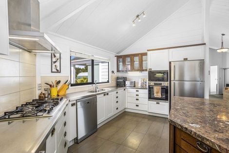 Photo of property in 73 Motu Road, Kumeu, 0891