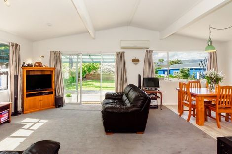 Photo of property in 17 Eruini Street, Waikanae Beach, Waikanae, 5036