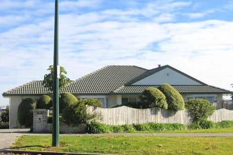 Photo of property in 22 John Brooke Crescent, East Tamaki Heights, Auckland, 2016