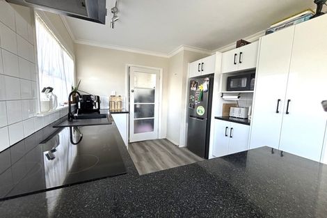 Photo of property in 2 Selwyn Street, Levin, 5510