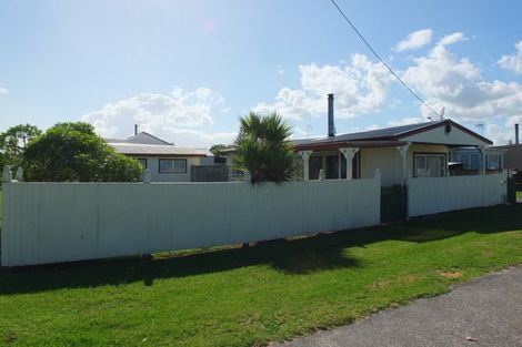 Photo of property in 17 Pratt Avenue, Foxton Beach, Foxton, 4815